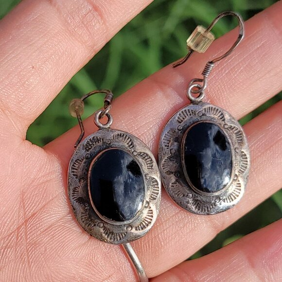 Vintage Native American handmade 925 sterling silver stampwork onyx earrings - Picture 7 of 16